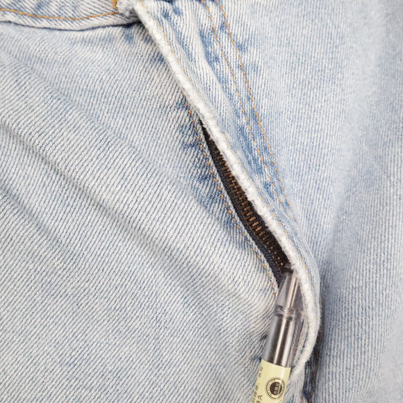 VTG Levis Classic Fit Size 16 Light Wash Denim Blue Jean Shorts - Picture 10 of 13